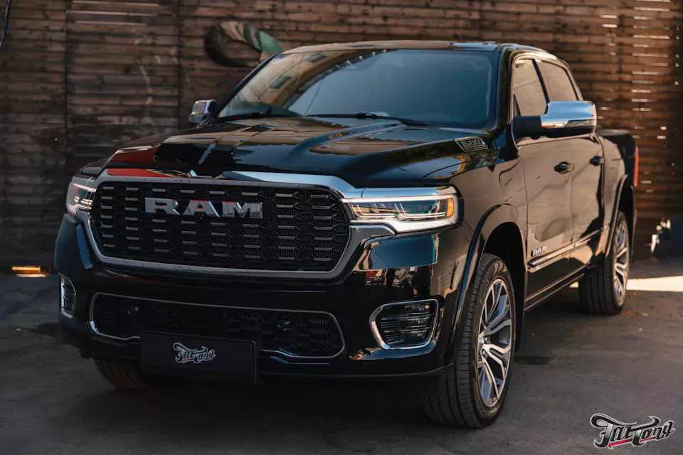 Построили новую выхлопную систему с двумя режимами громкости для RAM 1500 Tungsten и установили усиленную тормозную систему Brembo на обе оси